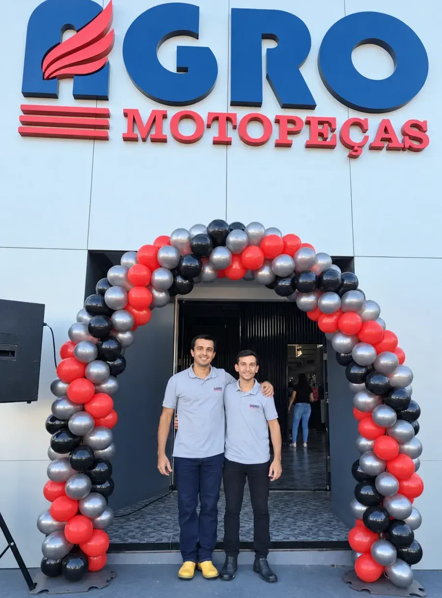 Fundadores da Agro Motopeças em frente à loja em Tangará da Serra